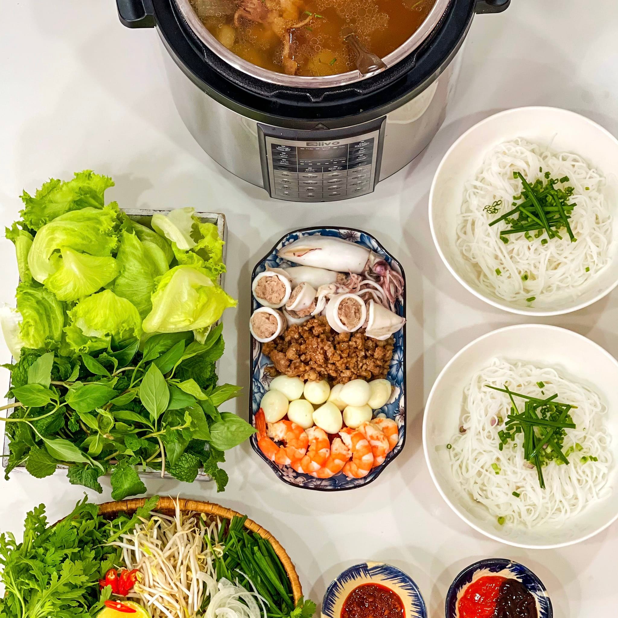 Chuẩn bị nguyên liệu cho món hủ tiếu mực